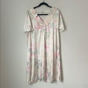 Vtg 80’s Lorraine Made in USA‎ Flowers nightgown size Medium. 🟦